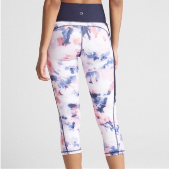 Gap Fit Sculpt Compression Crop Medium NWOT - Picture 2 of 2